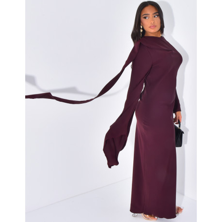 Langes, körpernahes Kleid mit Kragen, der mit einem Schal verziert ist