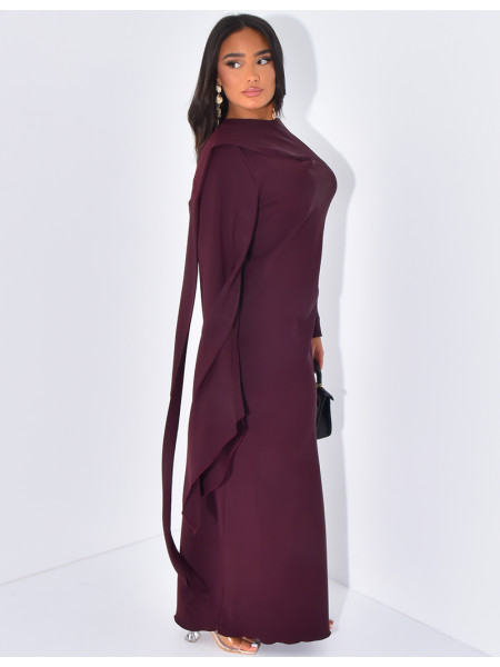 Langes, körpernahes Kleid mit Kragen, der mit einem Schal verziert ist