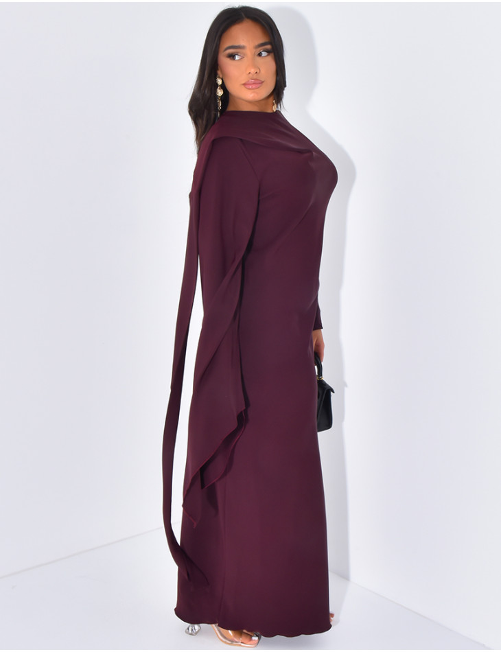 Langes, körpernahes Kleid mit Kragen, der mit einem Schal verziert ist
