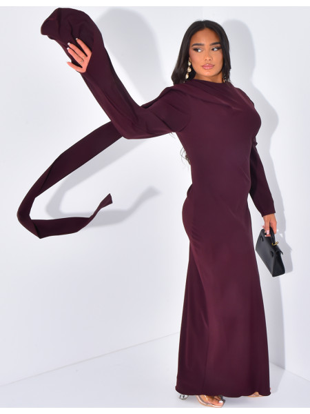 Langes, körpernahes Kleid mit Kragen, der mit einem Schal verziert ist