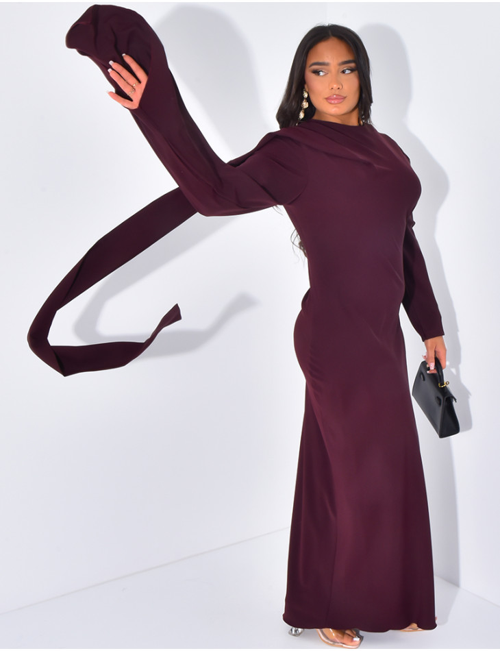 Langes, körpernahes Kleid mit Kragen, der mit einem Schal verziert ist