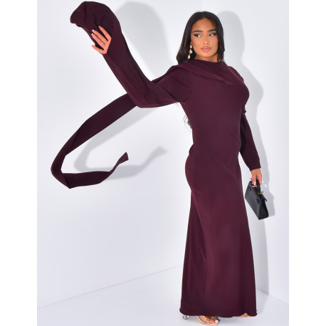 Langes, körpernahes Kleid mit Kragen, der mit einem Schal verziert ist