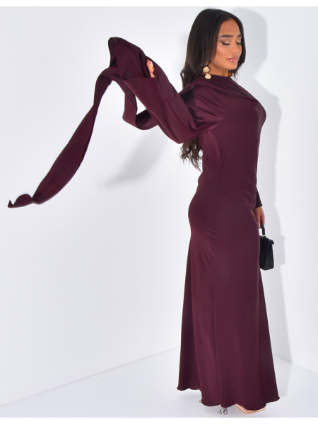 Langes, körpernahes Kleid mit Kragen, der mit einem Schal verziert ist