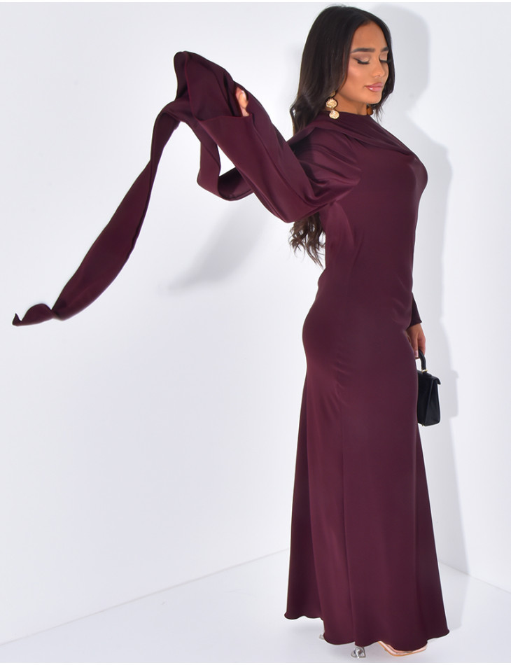 Langes, körpernahes Kleid mit Kragen, der mit einem Schal verziert ist