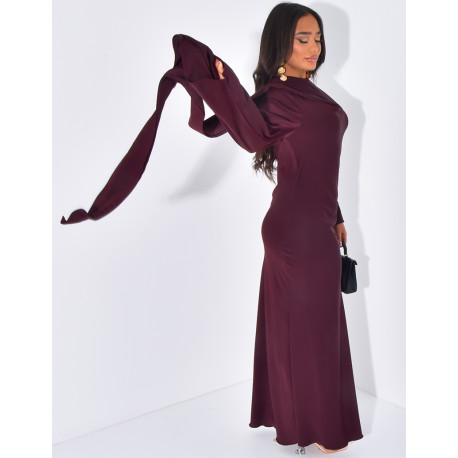 Langes, körpernahes Kleid mit Kragen, der mit einem Schal verziert ist