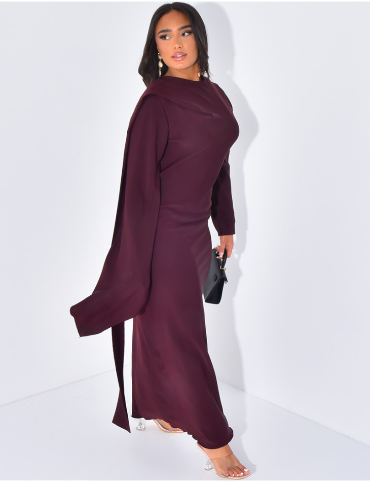 Langes, körpernahes Kleid mit Kragen, der mit einem Schal verziert ist