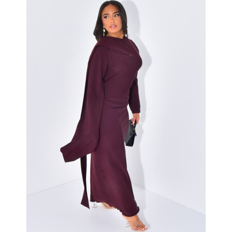 Langes, körpernahes Kleid mit Kragen, der mit einem Schal verziert ist