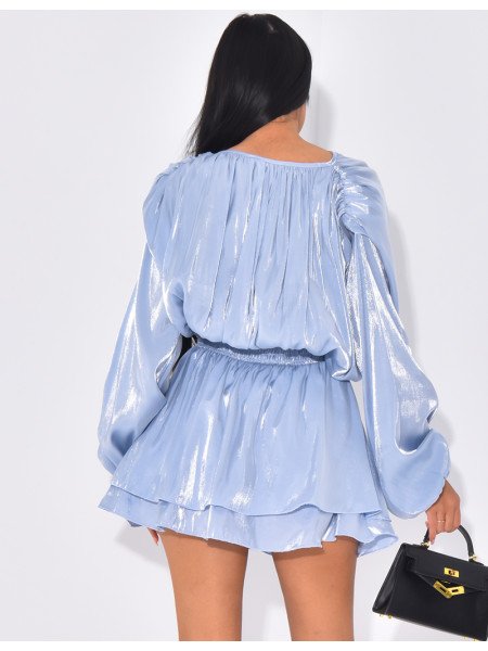 Kurzes Kleidchen mit Rüschen, das in der Taille zu binden ist.