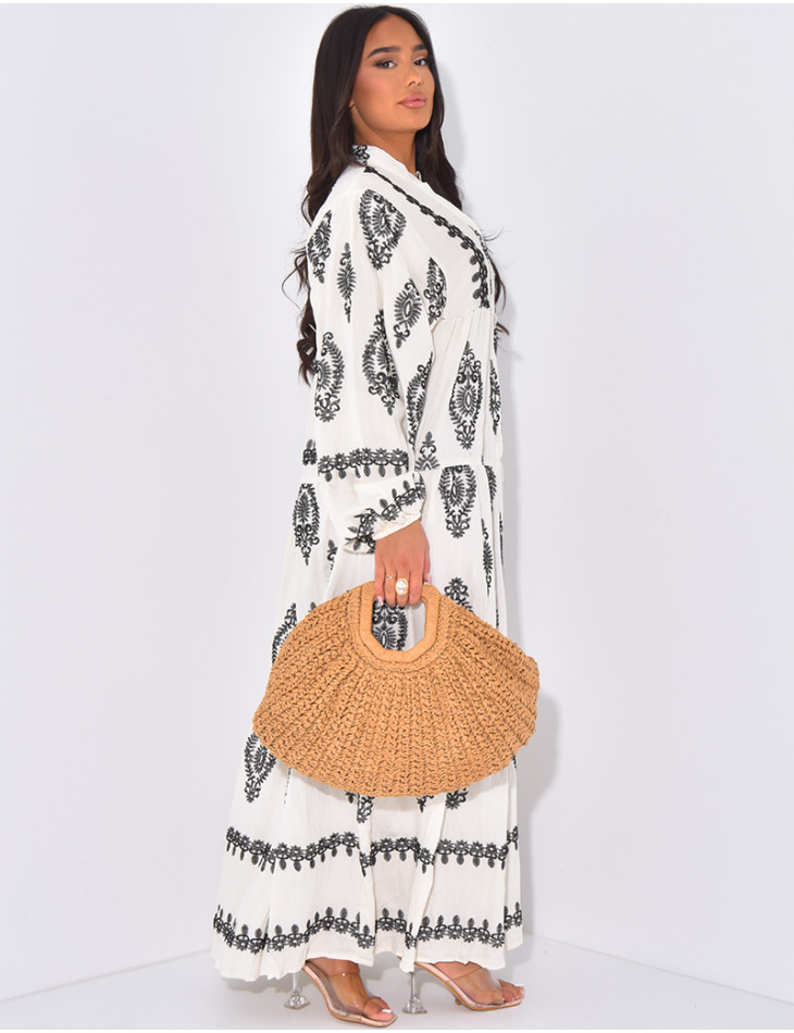 Langes Kleid aus Baumwolle mit gestickten Motiven.