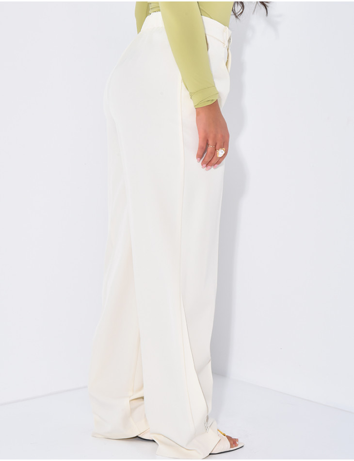 Pantalon de tailleur à boutons aux chevilles