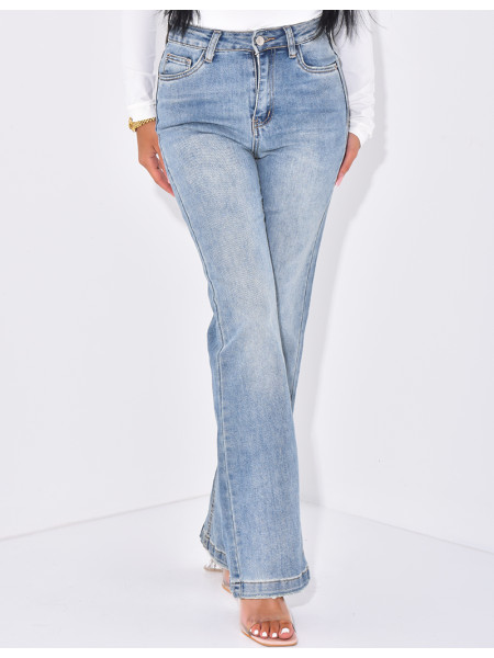 Normale Jeans mit Destroyed-Effekt auf der Rückseite