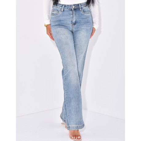 Normale Jeans mit Destroyed-Effekt auf der Rückseite