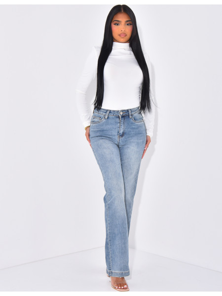 Normale Jeans mit Destroyed-Effekt auf der Rückseite