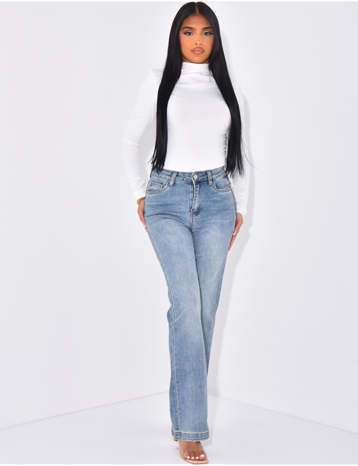 Normale Jeans mit Destroyed-Effekt auf der Rückseite