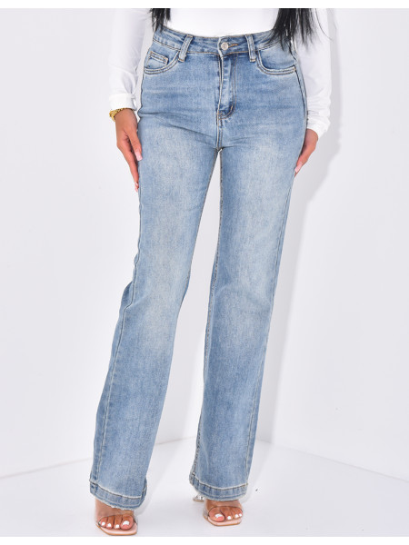 Normale Jeans mit Destroyed-Effekt auf der Rückseite