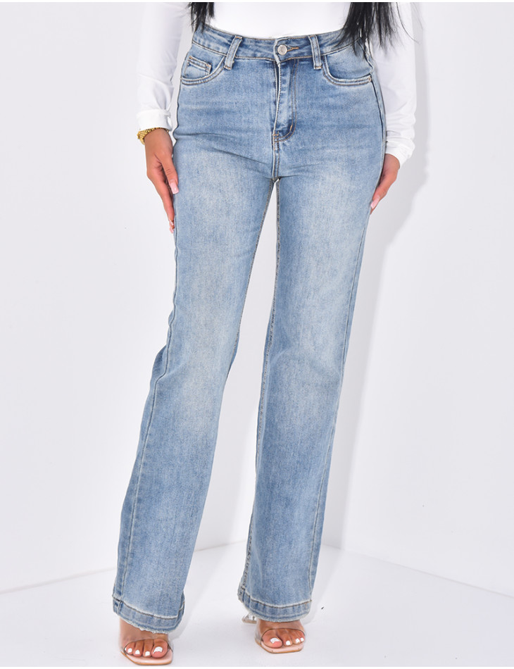 Normale Jeans mit Destroyed-Effekt auf der Rückseite