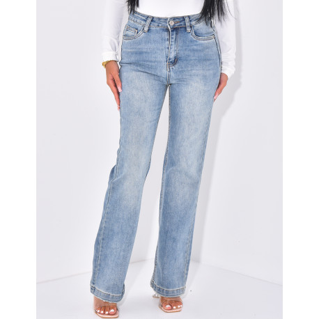 Normale Jeans mit Destroyed-Effekt auf der Rückseite