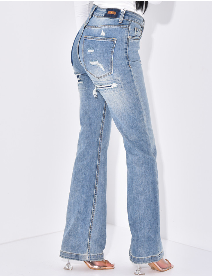 Normale Jeans mit Destroyed-Effekt auf der Rückseite