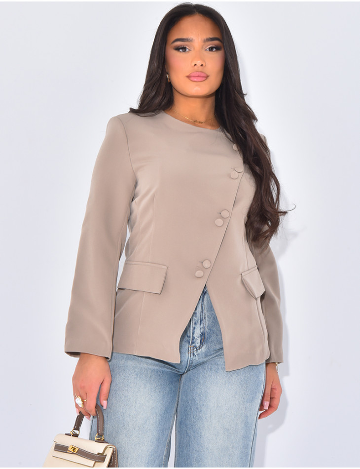Blazerjacke mit asymmetrischem Knopfloch.