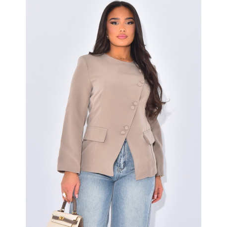 Blazerjacke mit asymmetrischem Knopfloch.
