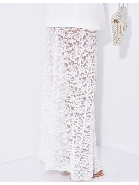 Jupe longue et évasée en dentelle