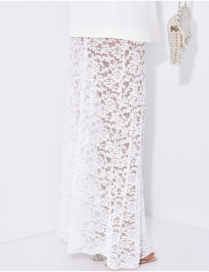 Jupe longue et évasée en dentelle