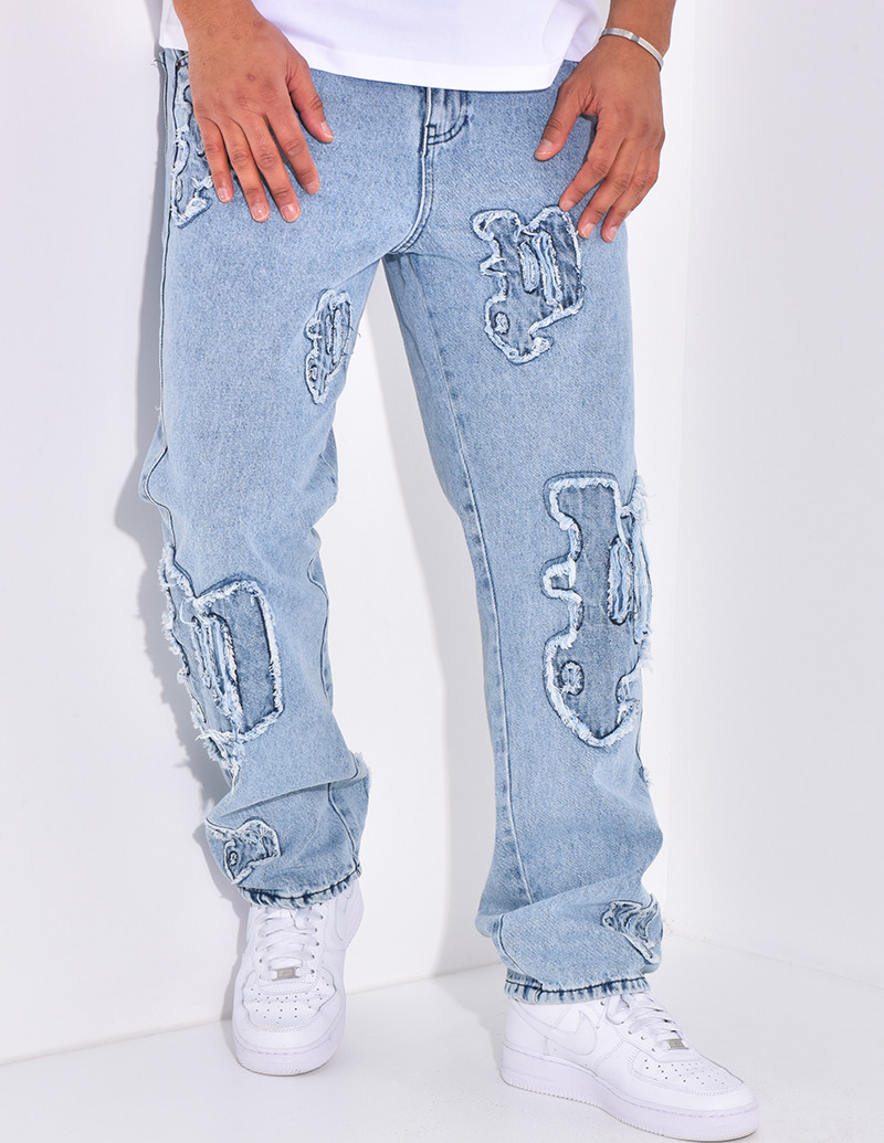Jeans mit Destroyed-Schriftzug