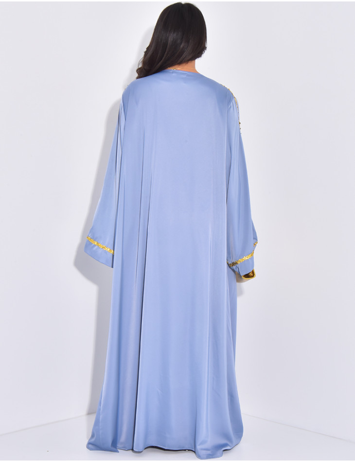 Set aus ärmellosem Kleid und Kimono mit gestickten Pailletten.