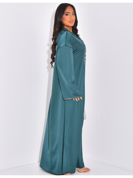 Abaya premium en satin à cristaux brodés à la main à capuche