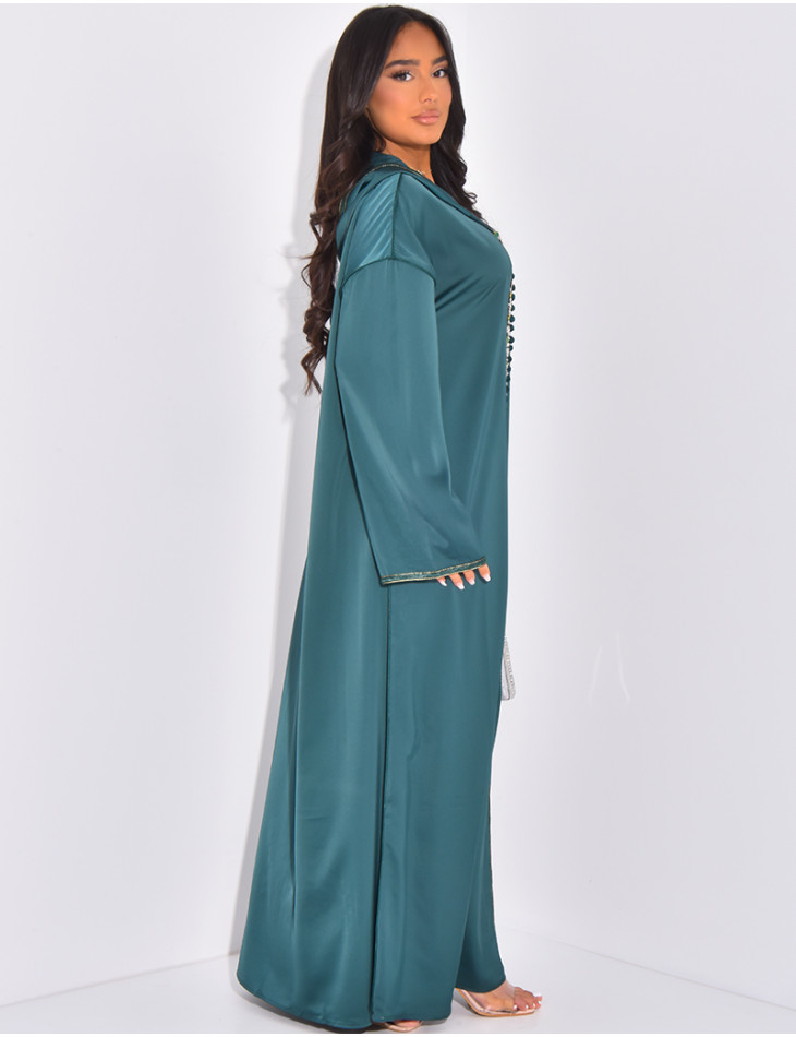 Abaya premium en satin à cristaux brodés à la main à capuche