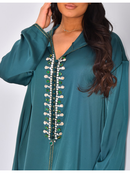 Abaya premium en satin à cristaux brodés à la main à capuche