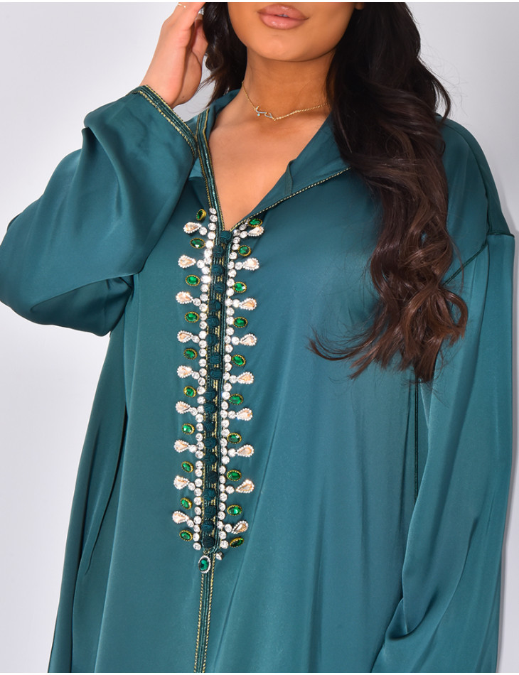 Abaya premium en satin à cristaux brodés à la main à capuche