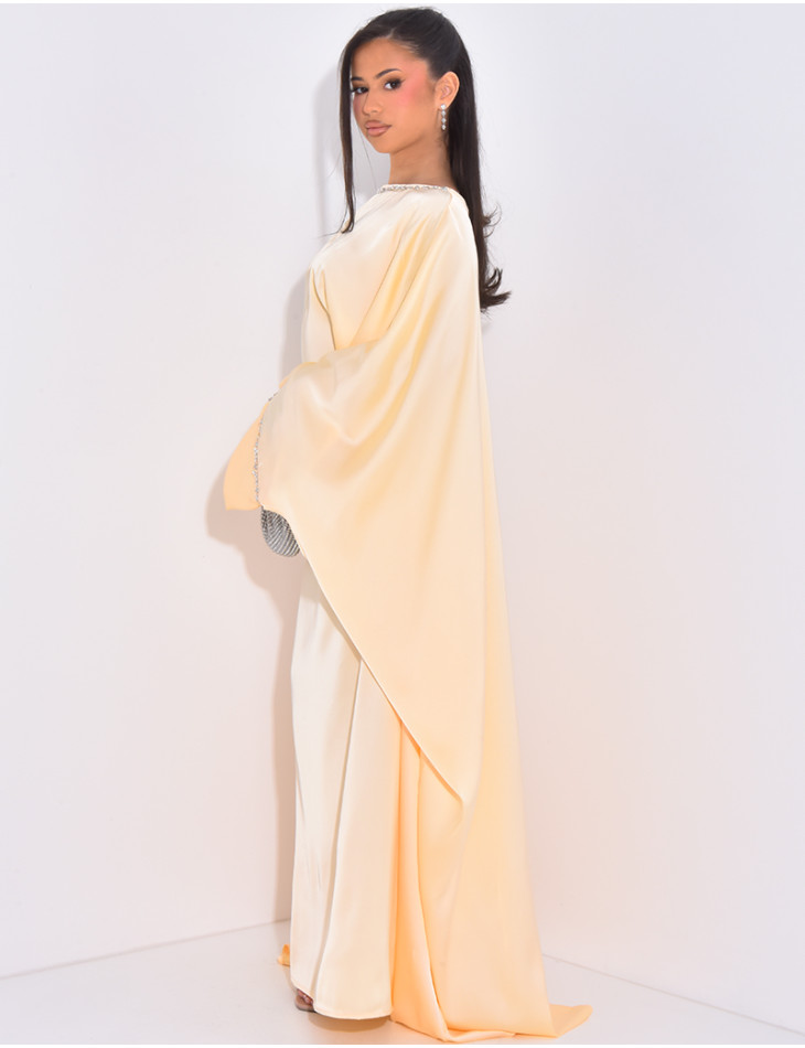 Abaya mit farbigem Schmuck