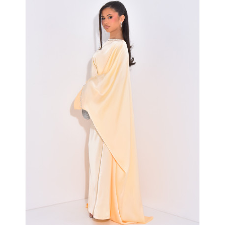 Abaya mit farbigem Schmuck
