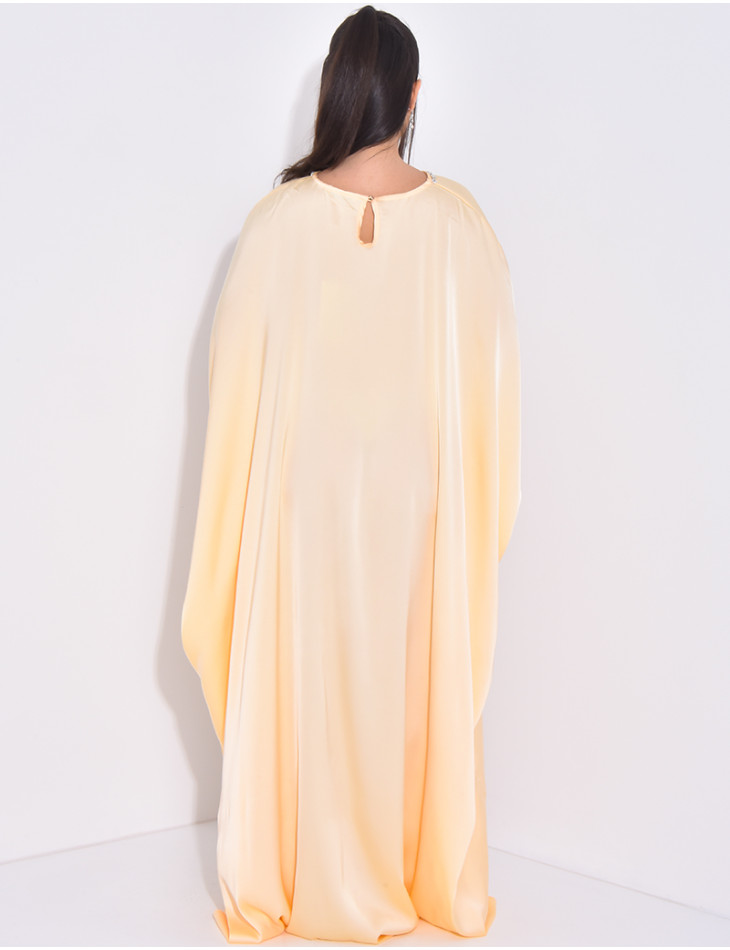 Abaya mit farbigem Schmuck