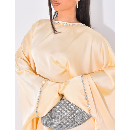 Abaya mit farbigem Schmuck