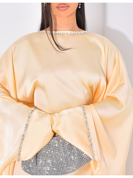 Abaya mit farbigem Schmuck