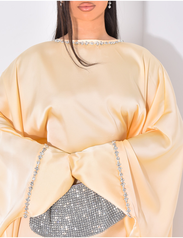 Abaya mit farbigem Schmuck
