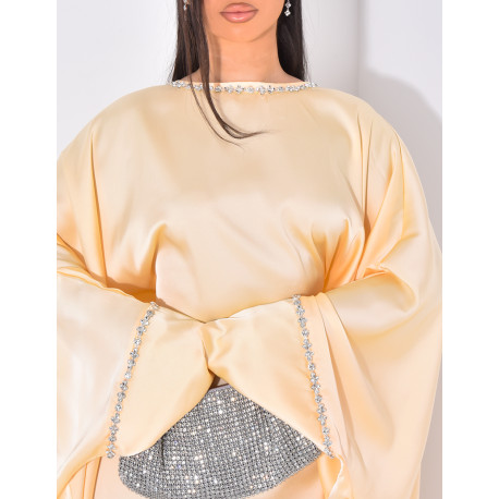 Abaya mit farbigem Schmuck