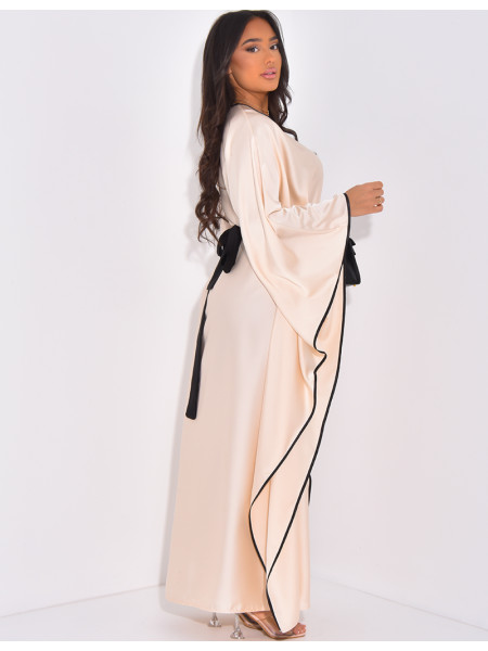 Abaya cintrée à bordures contrastantes
