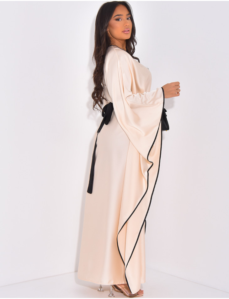 Abaya cintrée à bordures contrastantes