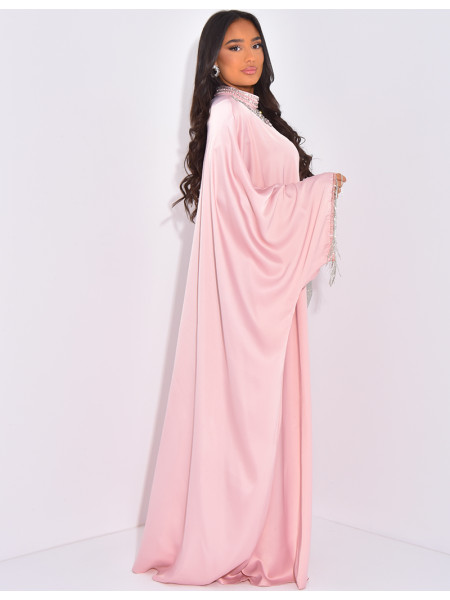 Premium-Abaya aus Satin mit Strass- und Kristallsteinen am Kragen.