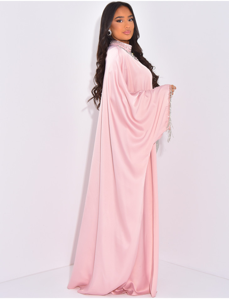 Premium-Abaya aus Satin mit Strass- und Kristallsteinen am Kragen.