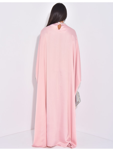 Premium-Abaya aus Satin mit Strass- und Kristallsteinen am Kragen.