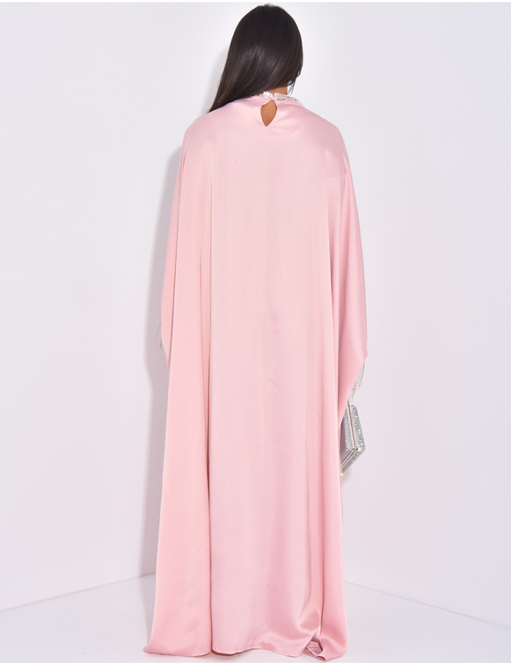 Premium-Abaya aus Satin mit Strass- und Kristallsteinen am Kragen.