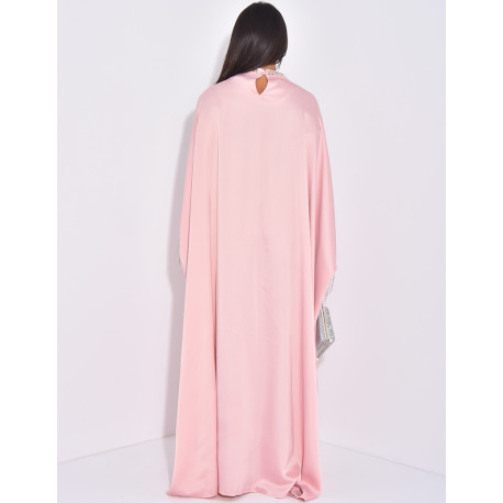 Premium-Abaya aus Satin mit Strass- und Kristallsteinen am Kragen.