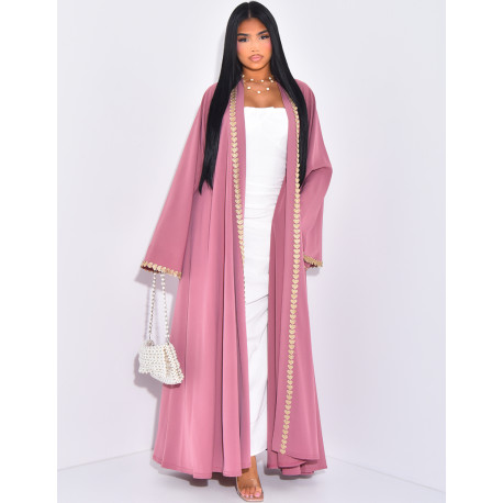 Kimono mit bestickten Rändern und Herzmustern