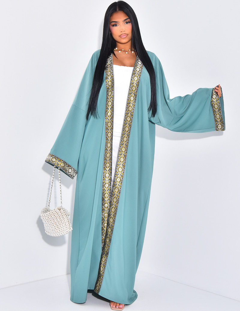 Kimono mit bestickten Rändern