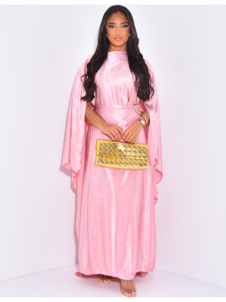 Langes Satinkleid mit Umhang und Schmuck an der Taille.