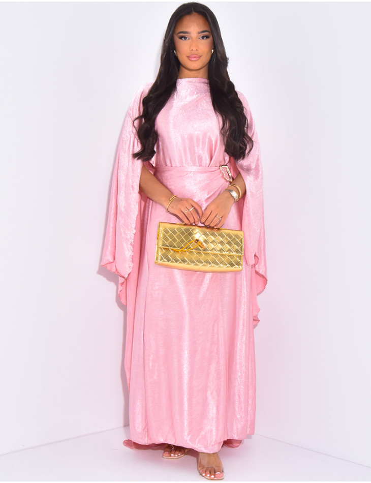 Langes Satinkleid mit Umhang und Schmuck an der Taille.